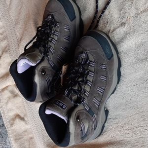 Hi Tec Bandera mid boot - size 8